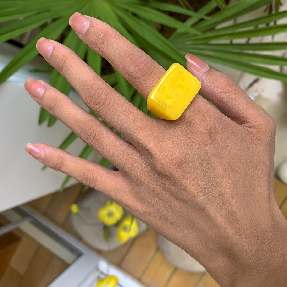 Simple and fashionable colored resin ring ring