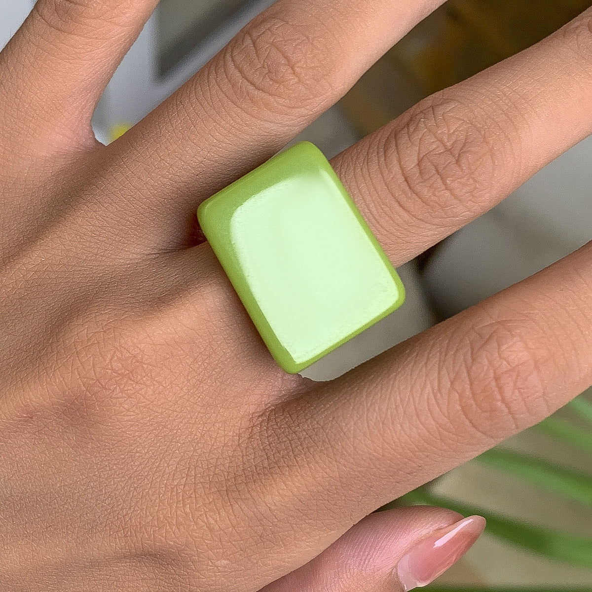 Simple and fashionable colored resin ring ring