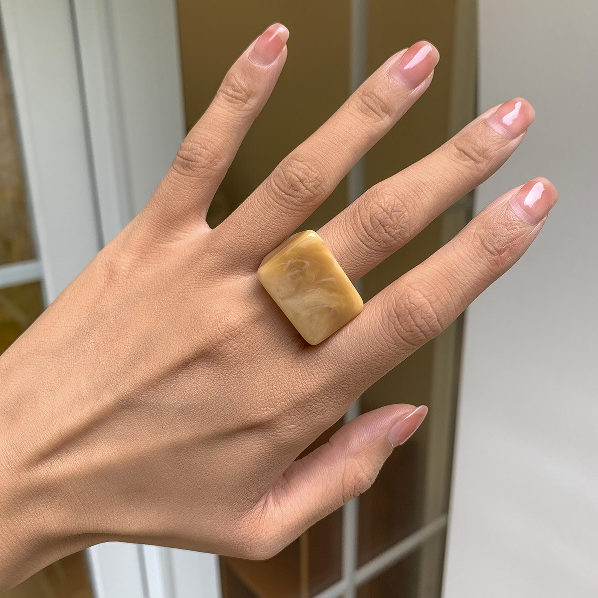 Simple and fashionable colored resin ring ring